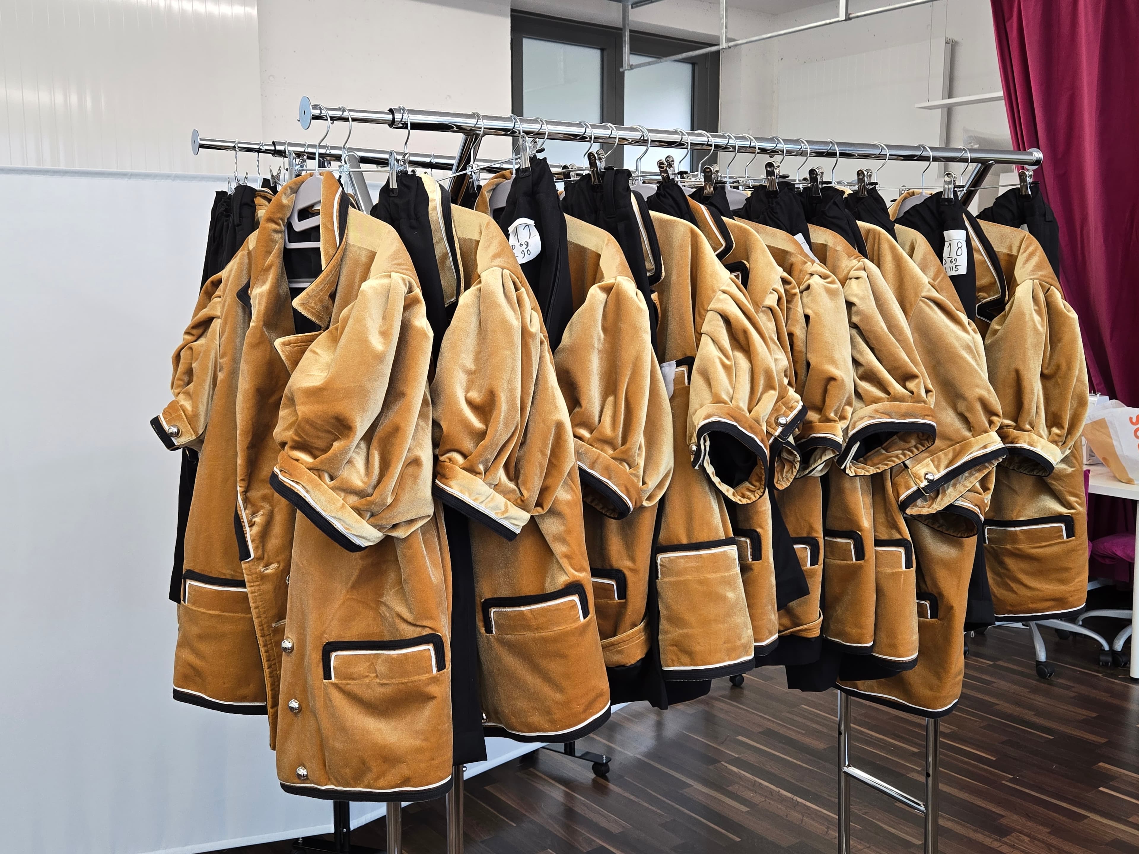 Näharbeit im Atelier